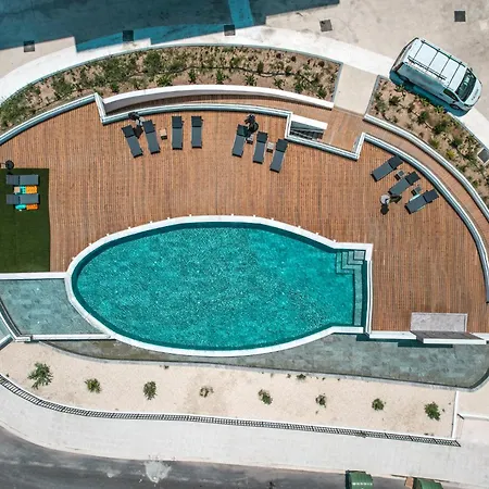 Carisa Elysium لارنكا