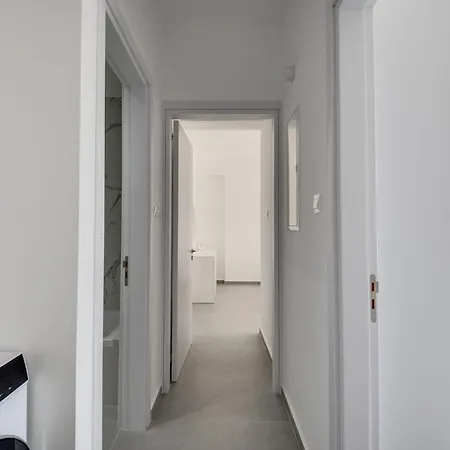 Carisa Elysium لارنكا